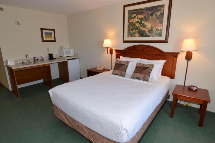 2 Queen Beds Golfvw Microfridge Flatsc Coffee Maker, Hair Full Breakfast (11 of 12)