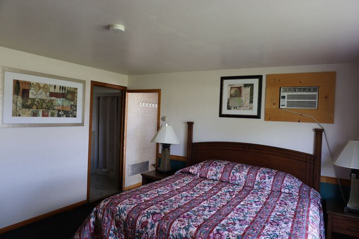 Basic Room 1 Queen Bed (3 of 3)