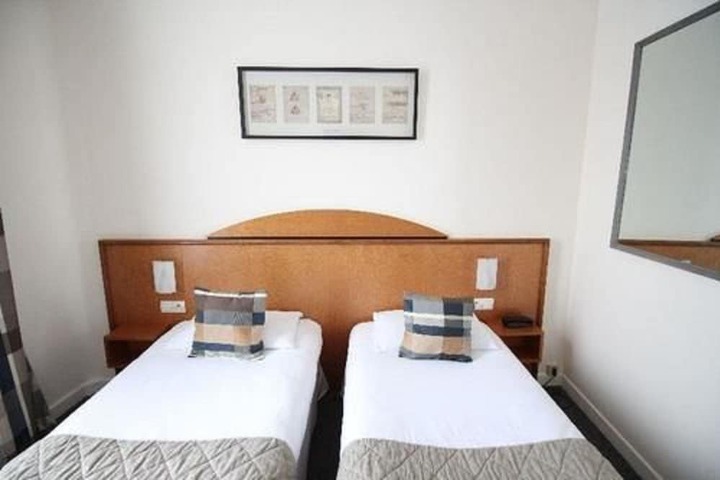 Room 33 of 148