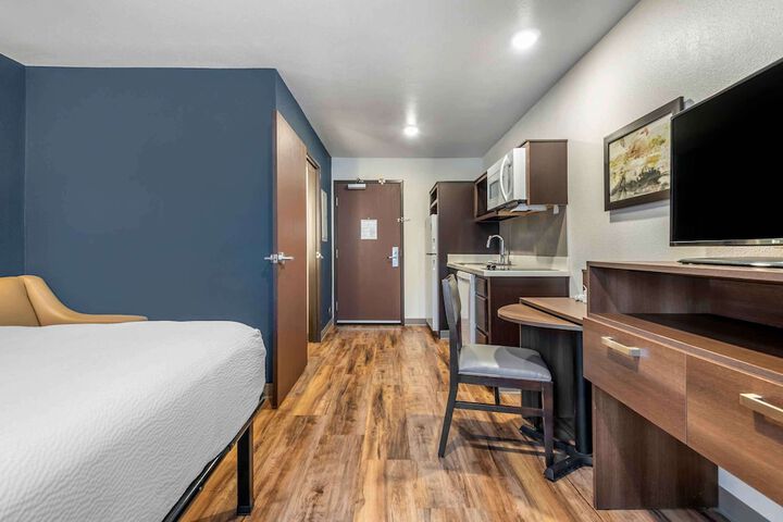 Studio Queen Bed (4 of 10)