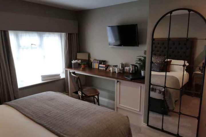 Room 17 of 33