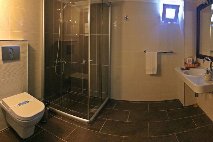 Room 10 of 32