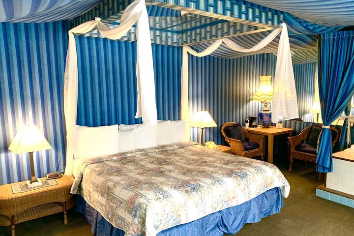 Blue King Bed Main Floor (92 of 180)