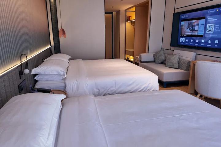 Room 13 of 37