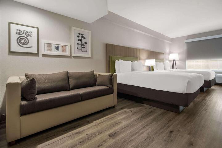 2 Queen Beds (9 of 12)