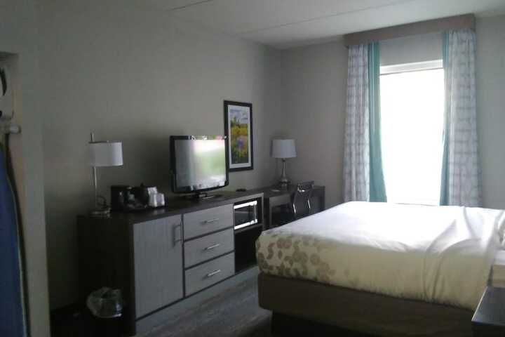 1 King Bed Executive Accessible Room (16 of 16)