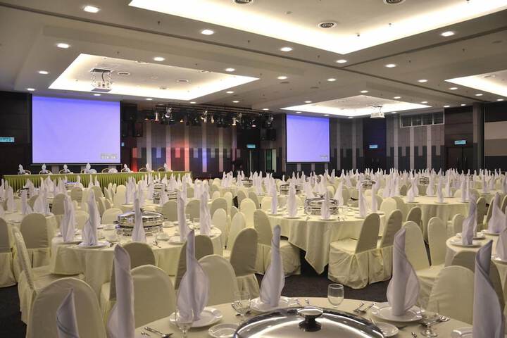 Ballroom/Hall 20 of 34