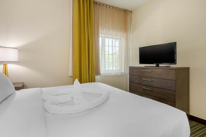 Studio Suite Queen Bed (2 of 8)