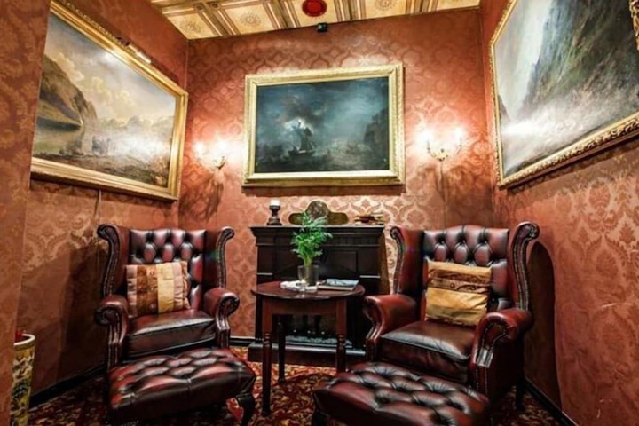 Lounge 12 of 15