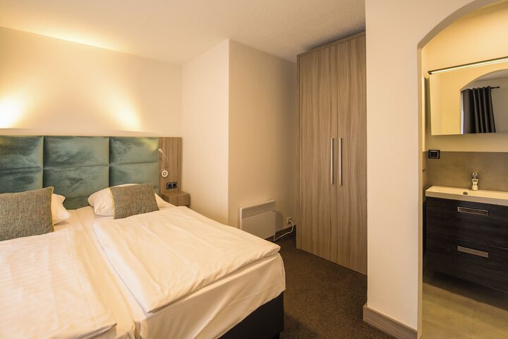 Room 13 of 83
