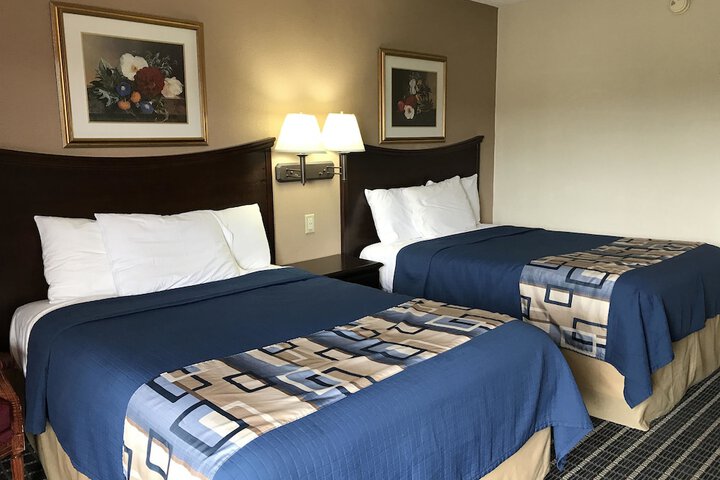 1 Queen Bed (10 of 11)