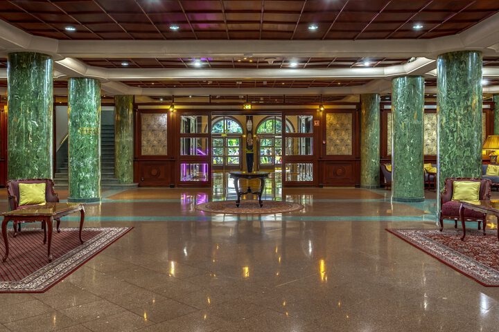 Entrance & Lobby