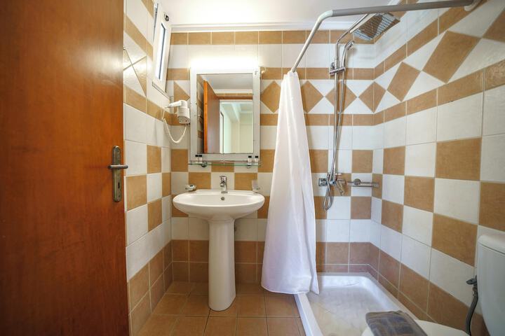 Room 140 of 179