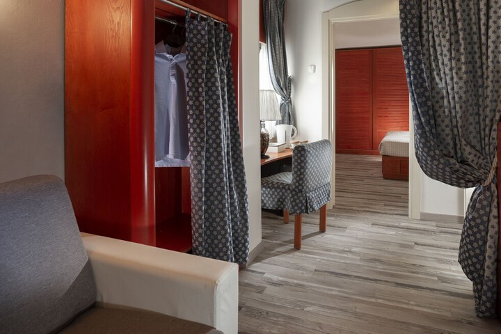 Room 9 of 32