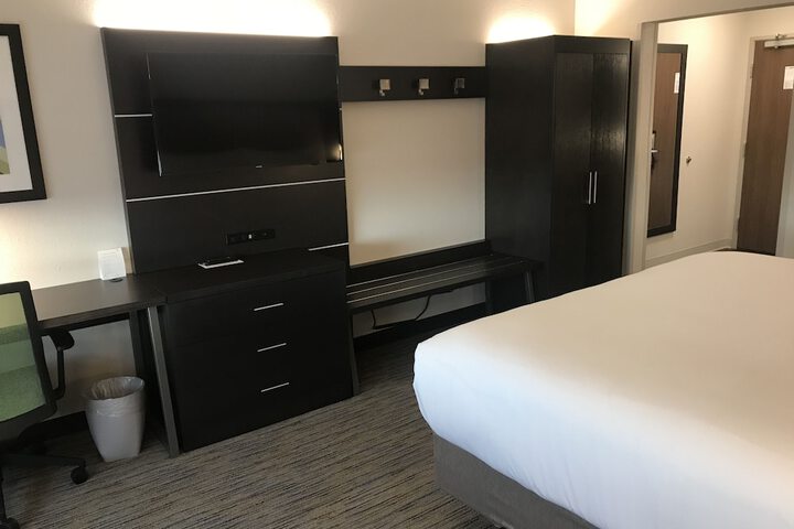 1 King Bed (9 of 12)