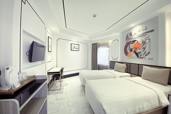 Room 11 of 28