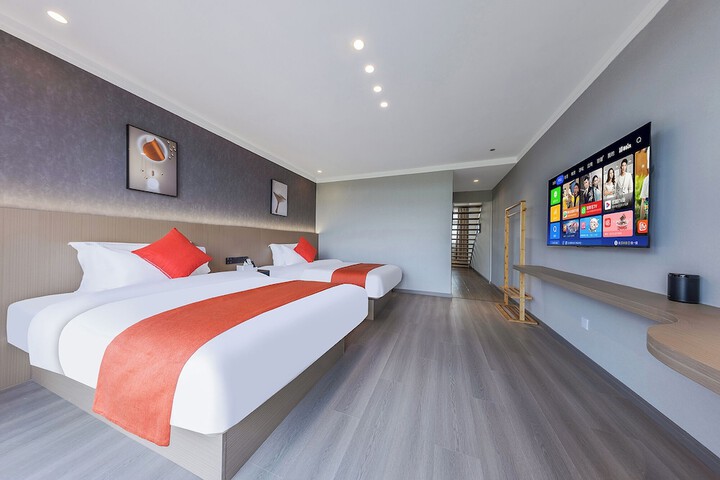 Room 15 of 28