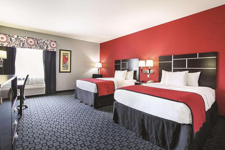 2 Queen Beds (1 of 4)
