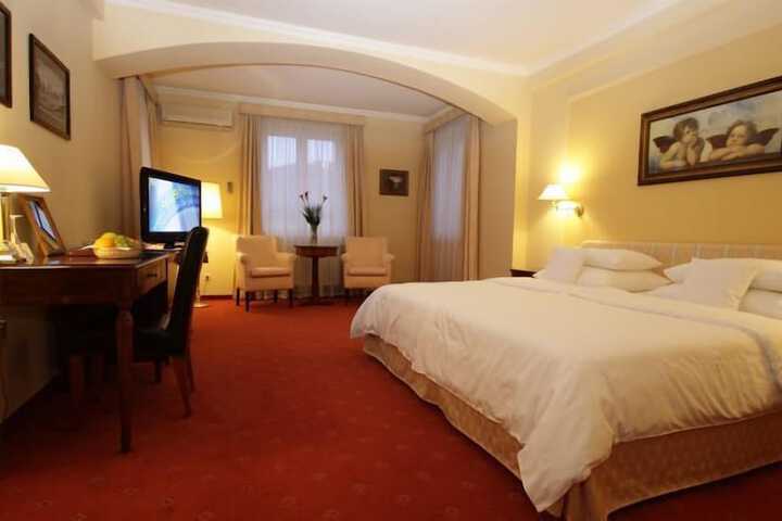Room 16 of 32