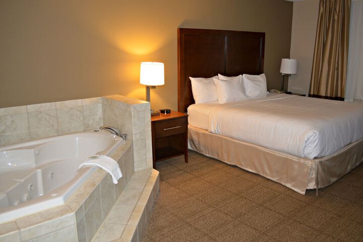 1 King Bed (2 of 13)