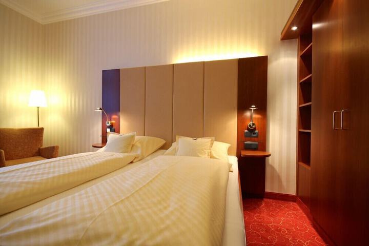 Room 6 of 42