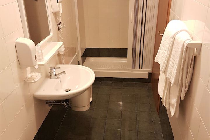 Room 13 of 28