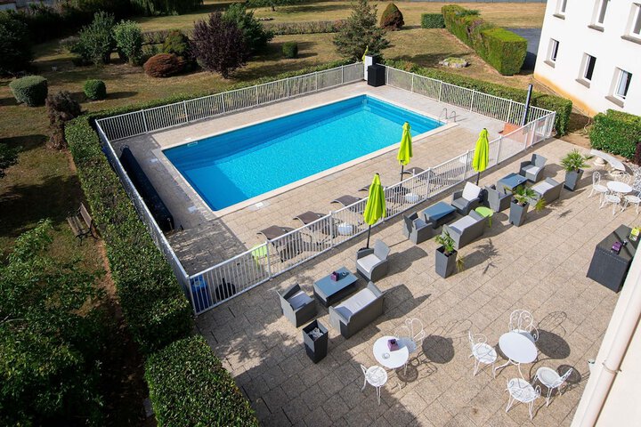 Hotel with Pool