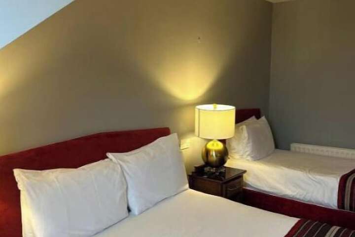 Room 9 of 33