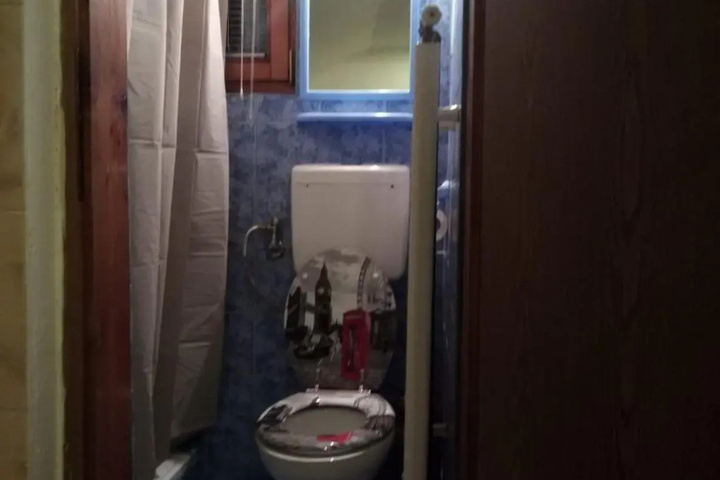 Room 6 of 10