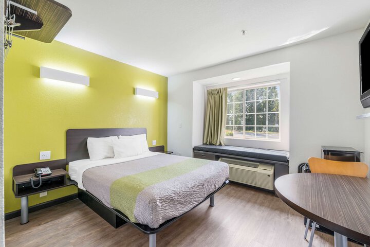 1 Queen Bed (7 of 10)