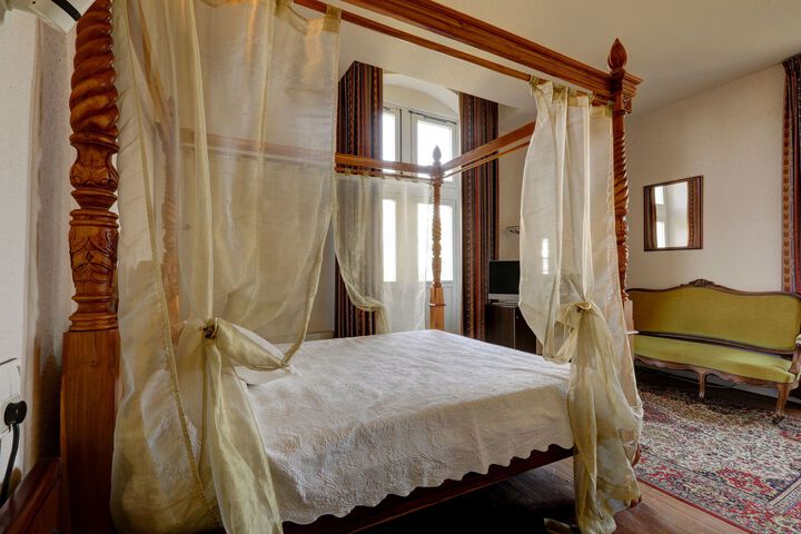 Room 9 of 11