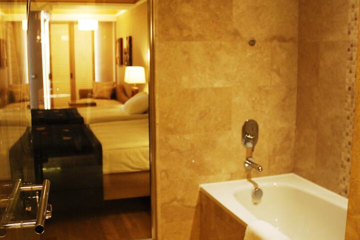 Deep soaking bathtub