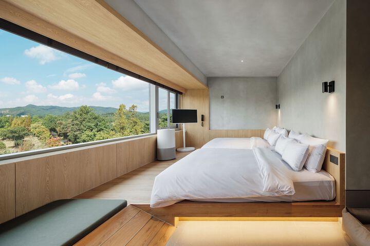 Room 13 of 120