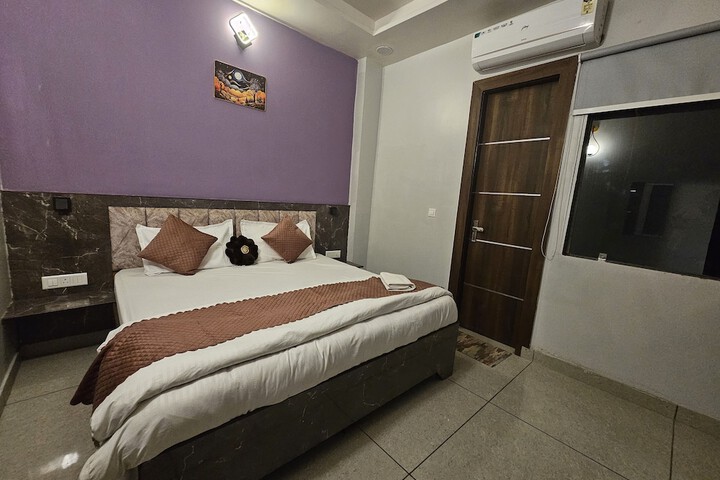 Room 7 of 12