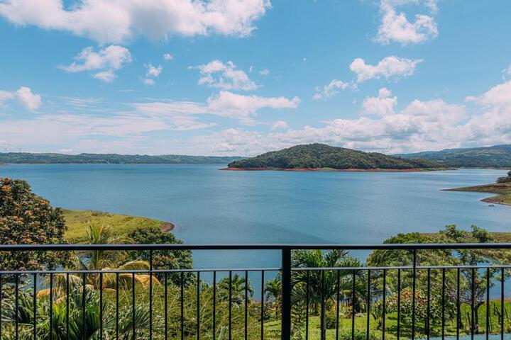 Tinajas Arenal Lakefront Lodge