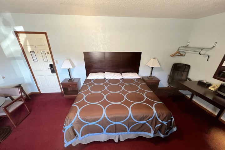 Classic King Bed (16 of 16)