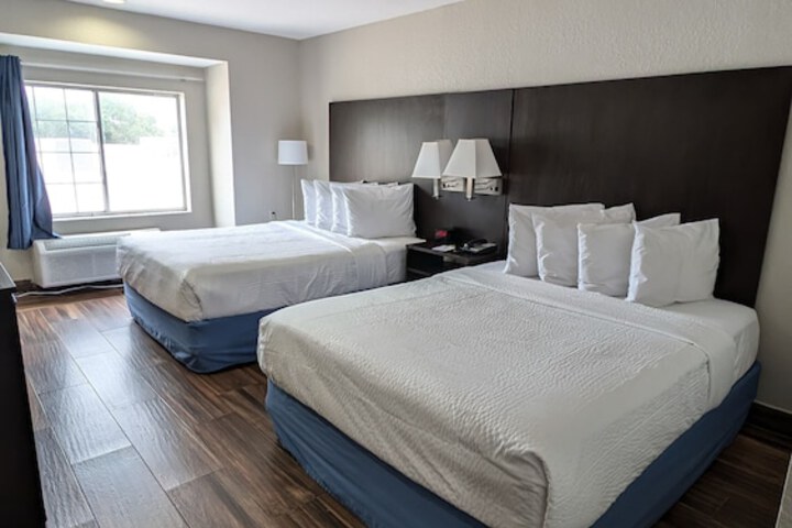 1 Queen Bed (15 of 36)