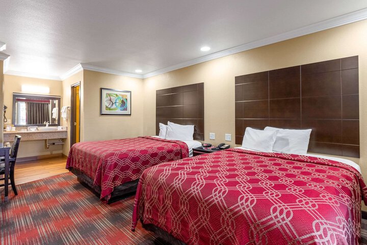 1 Queen Bed (5 of 9)
