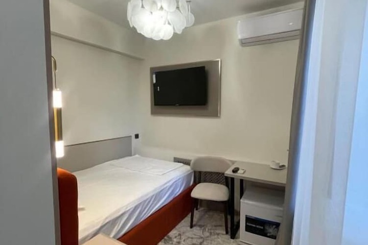 Room 6 of 127
