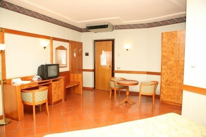 Room 8 of 35