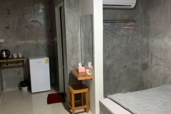 Room 8 of 27
