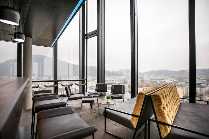 Lounge 82 of 111