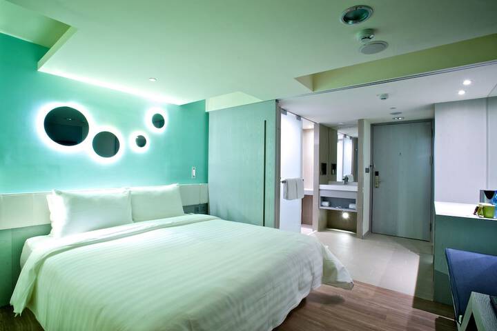 Room 9 of 42