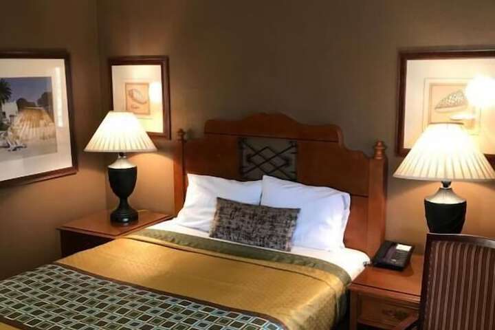 1 Queen Bed (1 of 7)