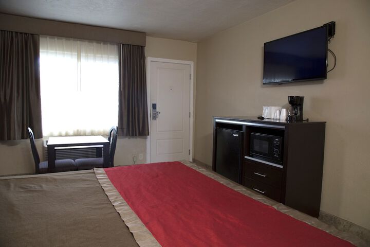 1 King Bed (10 of 18)