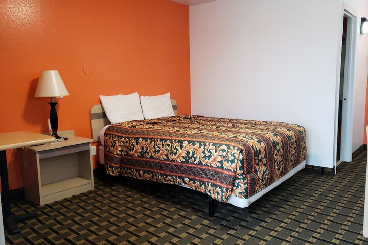 Single Queen Bed (4 of 6)