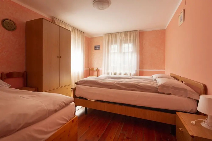 Room 4 of 10