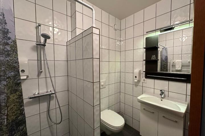 Room 10 of 16