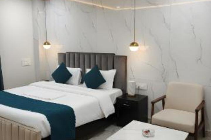 Room 10 of 14