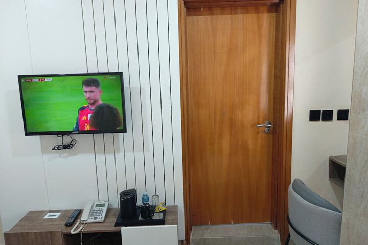 Room 6 of 77